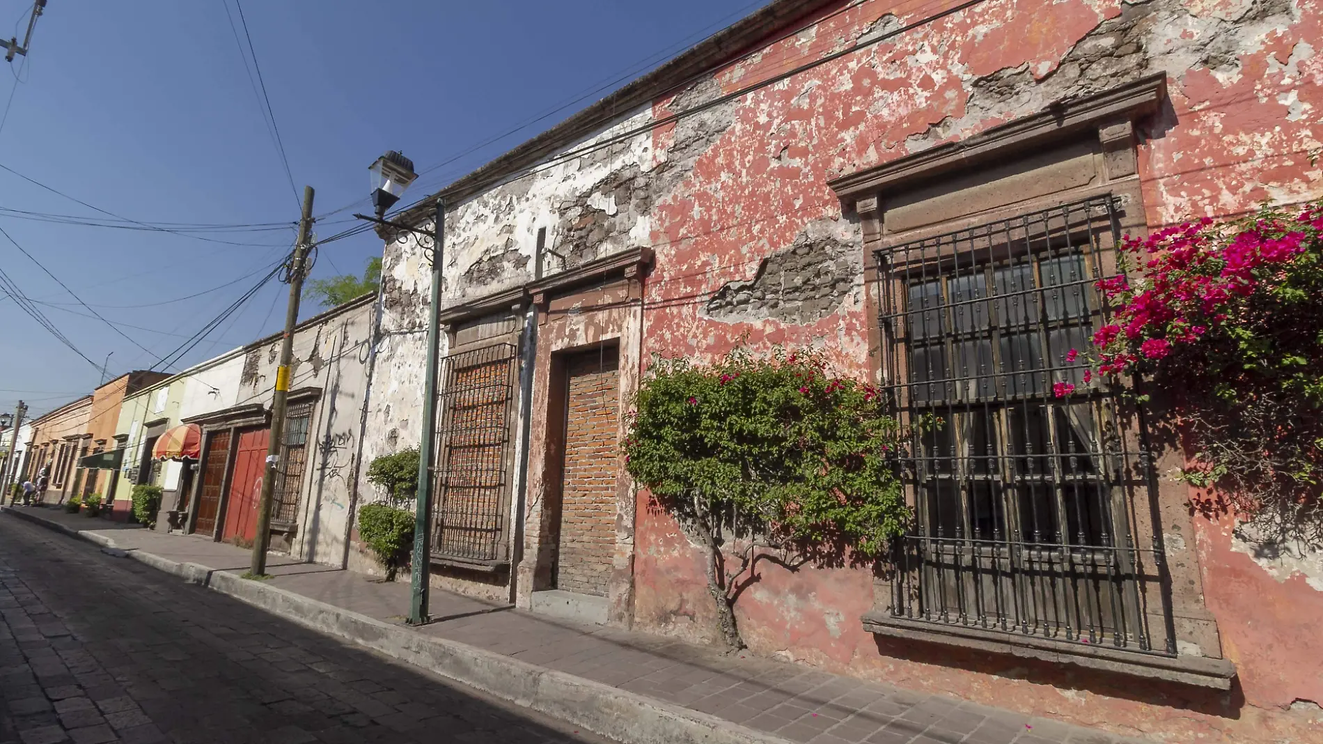 Por lo menos 40 viviendas de la zona centro sufren agrietamientos o fisuras.